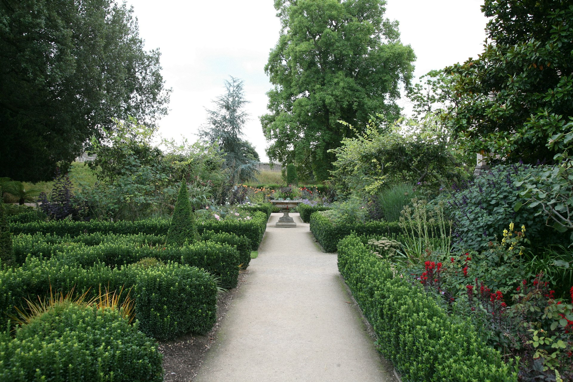 Jardin entretenu avec allée de gravier et haies taillées